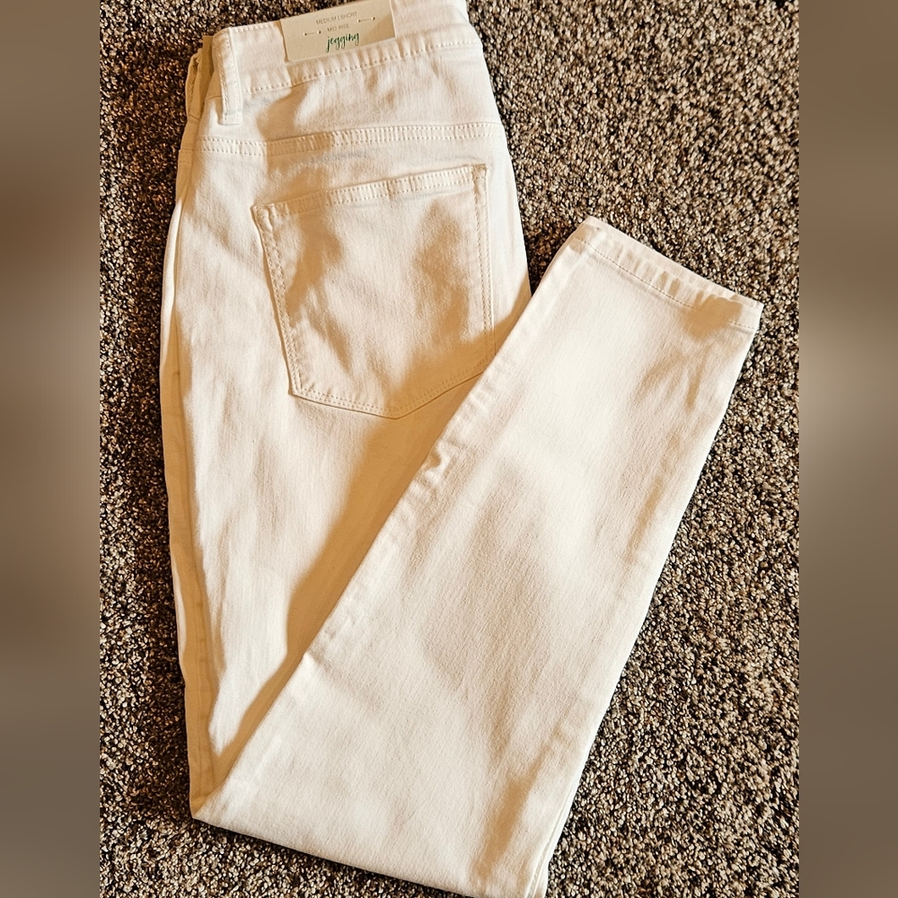 Maurices Off-White Skinny Jeggings SHORT Jeans